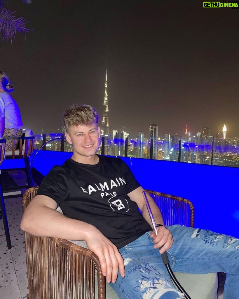 Filip Zabielski Instagram - Mało wstawiam zdjęć więc kilka fotek z Dubaju ☺️ Macie w planach jakieś wyjazdy w te wakacje jeszcze? Ja po wygranej walce na @famemmatv zamierzam wylecieć w jakieś ciepłe ładne miejsce żeby sobie odpocząć 🥰 #polishboy Dubai, United Arab Emirates - UAE