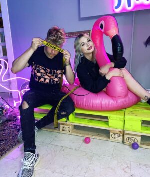 Filip Zabielski Instagram - Wczoraj wpadła Julia i przy okazji była mała sesyjka na basenie 🤣
Która fotka najlepsza? 💓😈