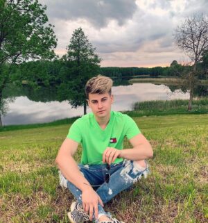 Filip Zabielski Instagram - Buziak 💋
Wyjazd na mazury był zajebisty! 🔥
Spędziliśmy tam super czas!
Odpoczeliśmy, pozwiedzaliśmy i ponagrywaliśmy Tiktoki 😂
Oby więcej takich wycieczek ❤️ W komentarzu możecie polecić ciekawe miejsca do odwiedzenia w Polsce 🇵🇱
