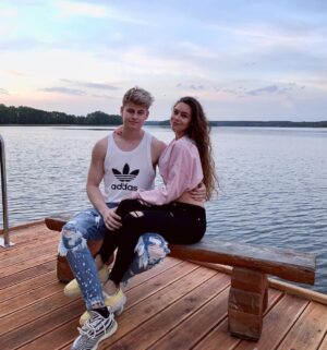Filip Zabielski Instagram - Buziak 💋
Wyjazd na mazury był zajebisty! 🔥
Spędziliśmy tam super czas!
Odpoczeliśmy, pozwiedzaliśmy i ponagrywaliśmy Tiktoki 😂
Oby więcej takich wycieczek ❤️ W komentarzu możecie polecić ciekawe miejsca do odwiedzenia w Polsce 🇵🇱