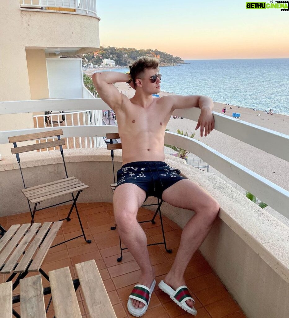 Filip Zabielski Instagram - Pozdrowionka z Hiszpanii! 🇪🇸 #polishboy Lloret de Mar