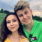 Filip Zabielski Instagram - Pozdrawiamy wszystkich z naszej drewnianej chatki 😁 Które zdjęcie najlepsze? ❤️