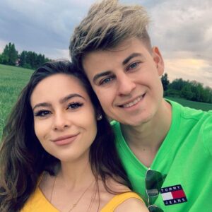 Filip Zabielski Instagram - Pozdrawiamy wszystkich z naszej drewnianej chatki 😁
Które zdjęcie najlepsze? ❤️
