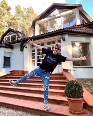 Filip Zabielski Instagram - Więc już oficjalnie mogę Wam napisać, że Dom Tiktokerów powraca😍
W nowym kolorze, z nowym wnętrzem oraz z nową ekipą 💪🏻
Ten projekt o którym wielokrotnie pisałem został potwierdzony i start jest przewidziany na około 20 czerwca.
Mega się cieszę i już raczej nic nie wskazuje na to, że się nie uda.
Chyba meteoryt musiałby uderzyć 😂
Wszystko dokładnie postaram się Wam wytłumaczyć na moim instastory 🔥