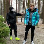 Filip Zabielski Instagram - Siemaneczko ziomeczki 😂 właśnie sobie robiłem porządki w galerii zdjęc i znalazłem tą fotkę 💖 Mina Adama w tle bezcenna 😃 Zapraszam Was też do obejrzenia filmiku w karuzeli. Dodałem go już wcześniej ale instagram mi go usunął chyba dlatego bo dałem muzykę z prawami autorskimi. Film ma na celu pokazanie, że papierosy i e-papierosy to fałszywi przyjaciele i niosą ze sobą same minusy. Z racji tego, że obserwuje mnie dużo młodych osób to chce uświadamiać o tym, że palenie jest bardzo szkodliwe i nie warto. Możecie wpaść na profil @stopfejkfriends.pl aby dowiedzieć się więcej o akcji 😇❤️