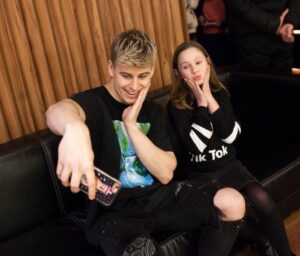 Filip Zabielski Instagram - Ten post jest skierowany do Was ❤️
ostatnio tak się zastanawialem nad tym co robie w internecie... i 
Zrobilo mi się ciepło od środka jak zacząlem sobie myślec o Was 🥺 o tych wszystkich eventach z Wami, miłych słowach, miłych komentarzach i wszystkich fotkach i tiktoksach wspolnych. ja naprawdę mega doceniam to że jesteście ze mną. Zawsze gdy mi smutno wystarczy że poczytam sobie miłe komentarze od was i od razu mi lepiej ❤️
jestem mega szczęściarzem że mam takie liczne Grono fanów 💖 
piszę to wszystko prosto z serca, nie zatanawiam sie czy zdania beda poprawnie zlozone i czy beda bledy. 
Po prostu chce Wam przekazac ze serio serio jestem mega wdzieczny za wasze wsparcie 💖
szczerze to uważam że gdyby nie wy to moje zycie moglo byc po prostu o wiele gorsze. A teraz jestem mega szczesliwy z tego jak jest. chcę tworzyć coraz lepsze materiały dla was! Przekazywac wiecej energi i smiechu! przekazywac wartości i tez Was czegos uczyć! 🥺💖💖 tutaj dodaje kilka zdjęć z eventów które mega dobrze wspominam😍jeszcze raz mega mega wam dziękuję, ze jestescie!!! naprawdę 💓💓💓💓