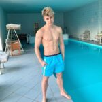Filip Zabielski Instagram - Fotki z basenu, może bardziej zwrócę Waszą uwagę 😜 Ponieważ obserwuje mnie dużo osób i mogę jakoś wpłynąć na ludzi chcę Wam coś przekazać. Wszyscy ostatnio bardzo mocno śledzą sytuacje związaną z Koronawirusem. Jedni się śmieją a inni panikują i robią zapasy wykupując połowe sklepu. Moi drodze trzeba znaleźć złoty środek. Uważam, że sprawa jest poważna i nie można lekceważyć wirusa ale bez przesady... Sami wzajemnie się tylko nakręcamy pisząc o końcu świata i przesyłając sobie wzjaemnie jakieś zmyślone rzeczy o wirusie. Ja sam podłem ofiarą różnego tego typu wiadomościami, że cytuję „warszawa to czerwona strefa jest 5000 zarażonych i wprowadzają stan wojenny” niestety dużo osób wykorzystuje obecną sytuacje dla nieśmiesznych żartów. Nie możecie we wszystko wierzyć co ludzie wypisują, trzeba filtrować informacje. Proponuję Wam przez najbliższy czas ograniczyć wychodzenie z domu jedynie do zrobienia zakupów/załatwienia jakiejś ważnej sprawy. Spędzmy ten okres w domowym zaciszu i czekajmy na rozwój sytuacji. Czerpmy informacje tylko od sprawdzonych źródeł a nie od znajomego, który ma znajmego, który jest w wojsku i powiedział „tajne informacje” 😂 W domu wbrew pozorom można zrobić dużo pożytecznego. Proponuję się pouczyć, obejrzeć film po angielski, zrobić sobie w domu trening, posprzątać pokój, pomóc rodzicom w sprzątaniu, odrobić zaległości w szkole, namalować obraz itp itd. Pozdrawiam Was wszystkich i każdemu życzę zdrowia oraz żebyście się nie denerwowali tak. Jak będziemy trzeźwo myśleć i słuchać zaleceń to wszystko będzie dobrze i wróci do normy! 😜❤️🙏🏻