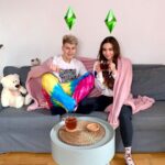 Filip Zabielski Instagram - Pamiętacie grę The Sims? 😄 Kto w nią grał łapka w górę. 👍🏻 Ja i Julia przenieśliśmy się trochę w czasoprzestrzeni I przyznam się Wam szczerze że to całkiem fajne doświadczenie 💓 Jak myślicie, sprawdzilibyśmy się w roli Simsów 😈 ? @thesims #pogrywajzzyciem #PlayWithLife #ad