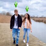 Filip Zabielski Instagram - Pamiętacie grę The Sims? 😄 Kto w nią grał łapka w górę. 👍🏻 Ja i Julia przenieśliśmy się trochę w czasoprzestrzeni I przyznam się Wam szczerze że to całkiem fajne doświadczenie 💓 Jak myślicie, sprawdzilibyśmy się w roli Simsów 😈 ? @thesims #pogrywajzzyciem #PlayWithLife #ad