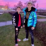 Filip Zabielski Instagram - Zdjęcie z ziomkiem pomidorkiem 🍅🤑 „Ej Daniel patrz jakie niebo, dawaj fote” Lily : „o dawajcie zrobie Wam” Ja : „o super super dobre zdjęcia, dzięki!” Które Wam się najbardziej podoba^^ 💖 Wilanów, Warszawa, Poland
