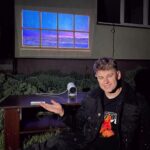 Filip Zabielski Instagram - Hejka! Patrzcie na to maleństwo! 🤩 Jest to projektor The Freestyle od @samsungpolska Ma świetny obraz i dźwięk dzięki wbudowanemu głośnikowi. Jest prosty w obsłudze, mobilny i można go stosować w różnych warunkach również na zewnątrz. 😇 Dzięki temu, że jest w nim Smart TV, mam dostęp do ulubionych platform streamingowych. Teraz z kodem FILIP-THEFREESTYLE macie na niego -15%! Zapisałem stories z linkiem do produktu, gdzie szczegółowo opisuje Wam możliwości The Freestyle 😀 Promocja trwa do 30.06.2022 lub do wyczerpania puli 25 kodów na stronie Samsung.pl #samsungthefreestyle #Samsungpolska #TheFreestyle #współpraca #materiałsponsorowany Konstancin-Jeziorna