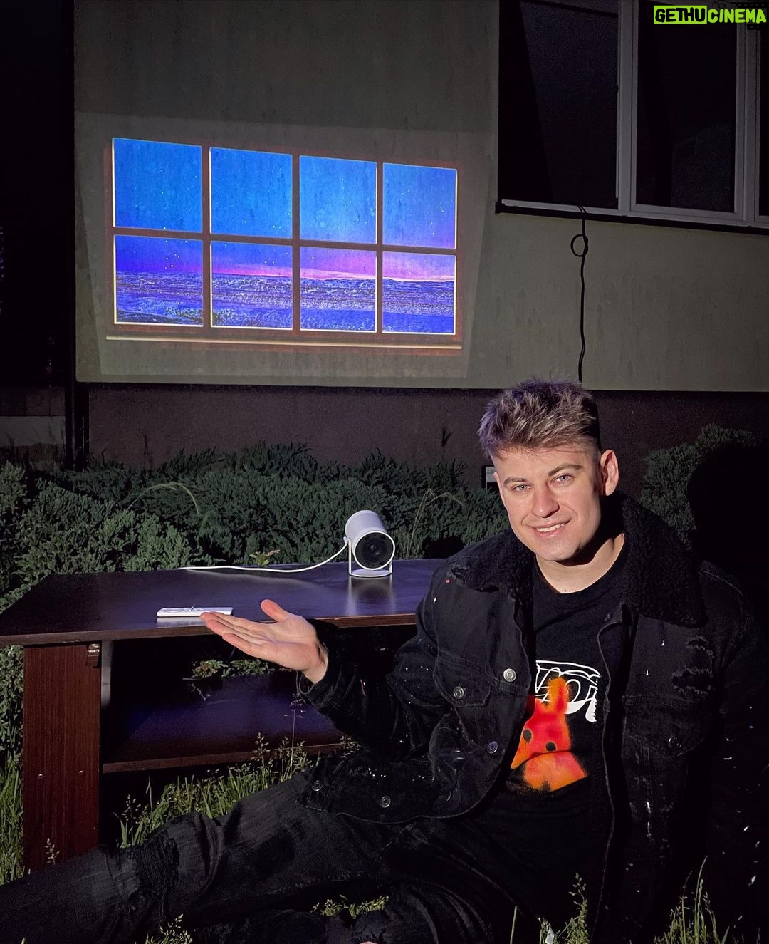 Filip Zabielski Instagram - Hejka! Patrzcie na to maleństwo! 🤩 Jest to projektor The Freestyle od @samsungpolska Ma świetny obraz i dźwięk dzięki wbudowanemu głośnikowi. Jest prosty w obsłudze, mobilny i można go stosować w różnych warunkach również na zewnątrz. 😇 Dzięki temu, że jest w nim Smart TV, mam dostęp do ulubionych platform streamingowych. Teraz z kodem FILIP-THEFREESTYLE macie na niego -15%! Zapisałem stories z linkiem do produktu, gdzie szczegółowo opisuje Wam możliwości The Freestyle 😀 Promocja trwa do 30.06.2022 lub do wyczerpania puli 25 kodów na stronie Samsung.pl #samsungthefreestyle #Samsungpolska #TheFreestyle #współpraca #materiałsponsorowany Konstancin-Jeziorna