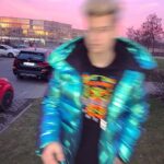 Filip Zabielski Instagram - Zdjęcie z ziomkiem pomidorkiem 🍅🤑 „Ej Daniel patrz jakie niebo, dawaj fote” Lily : „o dawajcie zrobie Wam” Ja : „o super super dobre zdjęcia, dzięki!” Które Wam się najbardziej podoba^^ 💖 Wilanów, Warszawa, Poland