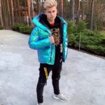 Filip Zabielski Instagram - Hejoo 🤪 Lepiej jak mam poważną minę czy jak się uśmiecham? 😈 Dajcie znać w komentarzu co sądzicie!🤔 Miłego Weekendu Kochani 💖 Konstancin-Jeziorna