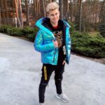 Filip Zabielski Instagram - Hejoo 🤪 Lepiej jak mam poważną minę czy jak się uśmiecham? 😈 Dajcie znać w komentarzu co sądzicie!🤔 Miłego Weekendu Kochani 💖 Konstancin-Jeziorna