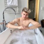 Filip Zabielski Instagram – Próbowałem zapozować jak prawdziwy model XD 😝 Raffles Europejski Warsaw