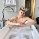 Filip Zabielski Instagram - Próbowałem zapozować jak prawdziwy model XD 😝 Raffles Europejski Warsaw