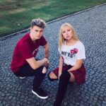 Filip Zabielski Instagram - Trochę fotek z moją kochaną siostrą @izabela_zabielska bo dawno nic nie było wspólnego 😭😂💓 Pamiętam nasze początki na musical.ly tak jak by to wczoraj było. Pierwsze wspólne filmiki pod soundy, jakieś tańce no i oczywiście komedie. Kto by pomyslał, że nagranie kilku Tiktoków się tak rozkręci 🔥 Ciekawe kto pamięta 🤔😂 Warsaw, Poland