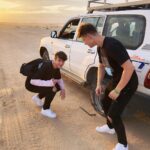 Filip Zabielski Instagram - Jechaliśmy na środek pystyni Sahara i w połowie drogi pękła nam opona. Na początku trochę się przestraszyliśmy, że bedą kłopoty ale na szczęście była opona zapasowa 😎Skorzystaliśmy z okazji i porobiliśmy trochę fotek 🔥 Które zdjęcie Wam się najbardziej podoba? 💓 #discovertunisia #tunisia #tunezja #zakochaniwtunezji #sunfun #sunfunholidays @sunfunholidays @discover_tunisia Sahara Tunisia - Desert