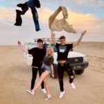 Filip Zabielski Instagram - Jechaliśmy na środek pystyni Sahara i w połowie drogi pękła nam opona. Na początku trochę się przestraszyliśmy, że bedą kłopoty ale na szczęście była opona zapasowa 😎Skorzystaliśmy z okazji i porobiliśmy trochę fotek 🔥 Które zdjęcie Wam się najbardziej podoba? 💓 #discovertunisia #tunisia #tunezja #zakochaniwtunezji #sunfun #sunfunholidays @sunfunholidays @discover_tunisia Sahara Tunisia - Desert