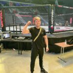 Filip Zabielski Instagram – Dzisiaj o 12:00 dostałem pytanie czy jestem w stanie walczyć jutro na gali @famemmatv w zastępstwie za Boxdela z Maksymem.
Wcześniej miałem 3 tygodnie na przygotowanie a teraz mam 1 dzień 😂
Lubię wyzwania i uważam, że w życiu trzeba korzystać z takich okazji więc wsiadłem w samochód i jak najszybciej przyjechałem.
Jutro na Arenie będzie mnie oglądać 12 tysięcy ludzi na żywo.
Jest to dla mnie bardzo stresujące ale też i jednocześnie jestem podekscytowany.
Nie będzie to łatwe zadanie ponieważ mój przeciwnik jest ponad 10kg cięższy i długo się przygotowywał.
Mimo wszystko wierze w siebie bo w innym wypadku nie ma sensu wchodzić do oktagonu.
Mam nadzieje, że dostarczę Wam jutro jak najwięcej emocji.
♥️ PreZero Arena Gliwice
