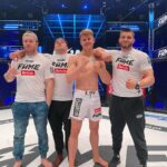 Filip Zabielski Instagram – Wydaje mi się, że chyba nikt się nie spodziewał takiej walki.
Serio to co się wczoraj działo to był kosmos 😂
Podczas walki zapomniałem dosłownie 90% tego czego się uczyłem przez ostatnie 3 tygodnie.
To uczucie jest nie do opisania.
Nikt tego nie zrozumie póki się nie znajdzie w klatce ze świadomością, że na żywo ogląda to miliony osób.
Dostałem totalnego odcięcia, zapomniałem prawie wszystko czego się tak ciężko uczyłem i jedynie co mi zostało to pragnienie zwycięstwa i charakter.
Jestem mega zadowolony nie tylko z wygranej ale również z tego, że nasza walka spotyka się z masą pozytywnych komentarzy.
Serio wydaje mi się, że razem z @hejter_96 pokazaliśmy serce do walki.
Był to mój debiut, żarty żartami na tiktoku ale tak szczerze to się mega stresowałem.
Miałem tylko 25 dni na przygotowanie do walki. Na kolejną walkę przygotuje się normalnie tak jak inni zawodnicy i pokaże na co mnie stać 😉
Mam nadzieje, że dostarczyłem Wam emocji i będziecie mi kibicować w kolejnych walkach.
Mega dziękuję każdemu za wsparcie i masę pozytywnych wiadomości ❤️
Mega podziękowania dla moich najlepszych ziomali z narożnika @marek.miachaluk @mrszalast @fizjobuojjj oraz dla @academia_gorila 🔥🔥🔥 DoubleTree By Hilton Lodz
