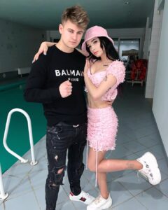 Filip Zabielski Instagram - Myślałem, że rok 2020 już mnie niczym nie zaskoczy a jednak 🤪 Tak jakoś wyszło samo z siebie i tyle haha ważne, że my się czujemy dobrze ze sobą ❤️ No i co jak co ale uważam, że serio dobrze razem wyglądamy 😍🔥 Konstancin-Jeziorna