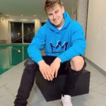 Filip Zabielski Instagram – Właśnie wystartował mój pierwszy drop ubrań! 😄
Bardzo się cieszę z tego powodu. Poświęciłem dużo czasu na sprawdzenie i dobór materiałów aby bluzy wyszły jak najlepsze! ❤️
Na początek zrobiłem czarną bluze z logien STAR HOUSE oraz czarną i niebieską z koroną!
Mam nadzieje, że Wam się podobają.
Bluzy możecie już teraz kupić i na 100% dojdą przed Świętami do Was!
Link jest w bio oraz na moim instastory 😄💓