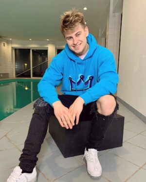 Filip Zabielski Instagram - Właśnie wystartował mój pierwszy drop ubrań! 😄
Bardzo się cieszę z tego powodu. Poświęciłem dużo czasu na sprawdzenie i dobór materiałów aby bluzy wyszły jak najlepsze! ❤️
Na początek zrobiłem czarną bluze z logien STAR HOUSE oraz czarną i niebieską z koroną!
Mam nadzieje, że Wam się podobają.
Bluzy możecie już teraz kupić i na 100% dojdą przed Świętami do Was!
Link jest w bio oraz na moim instastory 😄💓