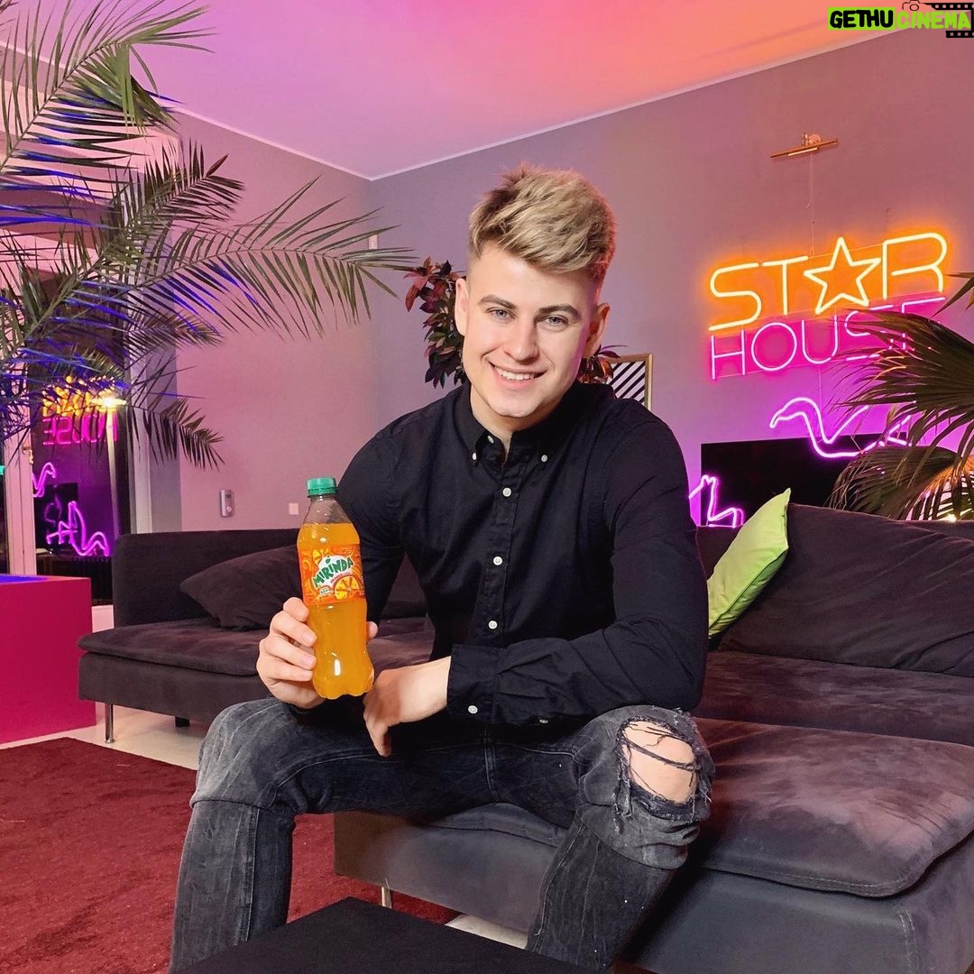 Filip Zabielski Instagram - Zostawcie w komentarzach du偶o 馃А i dajcie zna膰 jak mija Wam wiecz贸r! 馃槃 #podkr臋膰fun #mirindaorange @mirindapl Konstancin-Jeziorna