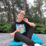 Filip Zabielski Instagram - Hejka! 😃 Dostałem mnóstwo nowych Mocno Mlecznych czekolad od Wedla! Bardzo się cieszę bo sa pyszne! Z tej okazji jest konkurs w którym aż 100 osób wygra ( 50 autorów komentarzy i 50 oznaczonych osób) zestaw 22 Mocno Mlecznych czekolad od @e.wedel 🔥 Zasady konkursu - W komentarzu napisz i kreatywnie uzasadnij oraz oznacz @ z kim chcesz spróbować nowo Mocno Mlecznej czekolady od Wedla. Zgłoszenia konkursowe będą wybierane na zasadach określonych w regulaminie (link w bio) O wygranej zostaniecie poinformowani w wiadomości prywatnej od E. Wedel po 24 godzinach od momentu publikacji posta!😄 #nowaMocnoMleczna #MocnoMleczna #wedel Konstancin-Jeziorna