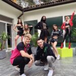 Filip Zabielski Instagram - My z Alexem to mamy dobrze... Tyle fajnych dziewczyn dookoła 🙈 Kto wbija do domu na basen i „łyczka martini”? 😂😏 Konstancin-Jeziorna