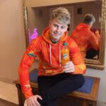 Filip Zabielski Instagram - Co robicie aby podkręcić fun w domu? Piszcie w komentarzach jak najbardziej lubicie spędzać czas 🧡 #podkręćfun #mirindaorange @mirindapl