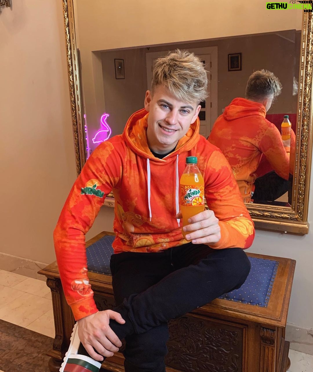 Filip Zabielski Instagram - Co robicie aby podkręcić fun w domu? Piszcie w komentarzach jak najbardziej lubicie spędzać czas 🧡 #podkręćfun #mirindaorange @mirindapl
