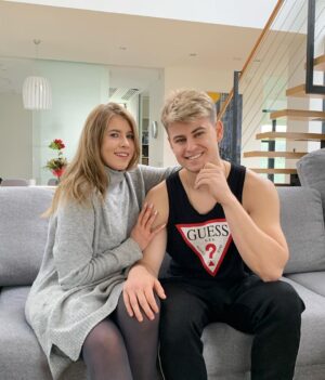 Filip Zabielski Instagram - Czy Wiolka powinna zamieszkać w naszym domu STAR HOUSE? 🌟🙈
