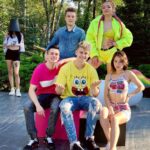 Filip Zabielski Instagram - Najlepsza ekipa! 🥰💓 Bardzo się cieszę, że udało mi się połączyć nas wszystkich razem do jednego domu 😄 Odcinki na moim kanale będą co 2 dni! 🔥 Jutro na kanał wlatuje prank na ekipie Kamerzysty 😎