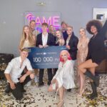 Filip Zabielski Instagram - To już koniec programu „Fame czy Shame” Jestem bardzo zadowolony z tego jak to wszystko wyglądało. Poznałem super ludzi, spędziłem wspaniałe chwile, serio nie brakowało wrażeń 😅 Co Was najbardziej rozbawiło w programie? 😜 Mimo początkowych problemów uważam, że wyszlo to naprawdę dobrze 😇 Wiele się nauczyłem i zyskałem spore doświdczenie, które na pewno wykorzystam w moich przyszłych projektach. Pamiętajcie aby cały czas mieć głowę otwartą i wchłaniać więcej i więcej. Dziękuję wszystkim uczestnikom za super zabawe, nie zapomne tego do końca życia! Koniec programu równoznaczny jest z tym, że wszyscy się wyprowadzili. Teraz znowu za dom odpowiedzialny jestem ja i to ja ponosze wszystkie koszty. Nie wiem jeszcze co będzie dalej, potrzebuje wszystko poukładać sobie w głowie. Na tą chwile jest mi po prostu smutno... Mam nadzieję, że sobie jakoś poradze i wszystko bedzie dobrze 💔😰 Przepraszam za błedy jak sa albo chatocznosc ale pisze to na szybko po prostu to co mam w glowie... 😪 Konstancin-Jeziorna
