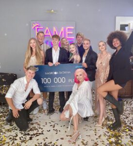 Filip Zabielski Instagram - To już koniec programu „Fame czy Shame” Jestem bardzo zadowolony z tego jak to wszystko wyglądało. Poznałem super ludzi, spędziłem wspaniałe chwile, serio nie brakowało wrażeń 😅 Co Was najbardziej rozbawiło w programie? 😜 Mimo początkowych problemów uważam, że wyszlo to naprawdę dobrze 😇 Wiele się nauczyłem i zyskałem spore doświdczenie, które na pewno wykorzystam w moich przyszłych projektach. Pamiętajcie aby cały czas mieć głowę otwartą i wchłaniać więcej i więcej. Dziękuję wszystkim uczestnikom za super zabawe, nie zapomne tego do końca życia! Koniec programu równoznaczny jest z tym, że wszyscy się wyprowadzili. Teraz znowu za dom odpowiedzialny jestem ja i to ja ponosze wszystkie koszty. Nie wiem jeszcze co będzie dalej, potrzebuje wszystko poukładać sobie w głowie. Na tą chwile jest mi po prostu smutno... Mam nadzieję, że sobie jakoś poradze i wszystko bedzie dobrze 💔😰 Przepraszam za błedy jak sa albo chatocznosc ale pisze to na szybko po prostu to co mam w glowie... 😪 Konstancin-Jeziorna