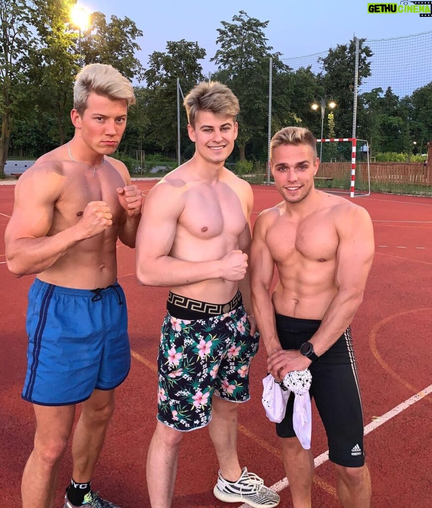 Filip Zabielski Instagram - Sportowe świry 😜💪🏻 Park Miejski Piaseczno