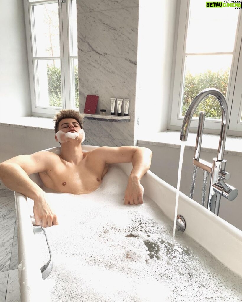 Filip Zabielski Instagram - Próbowałem zapozować jak prawdziwy model XD 😝 Raffles Europejski Warsaw