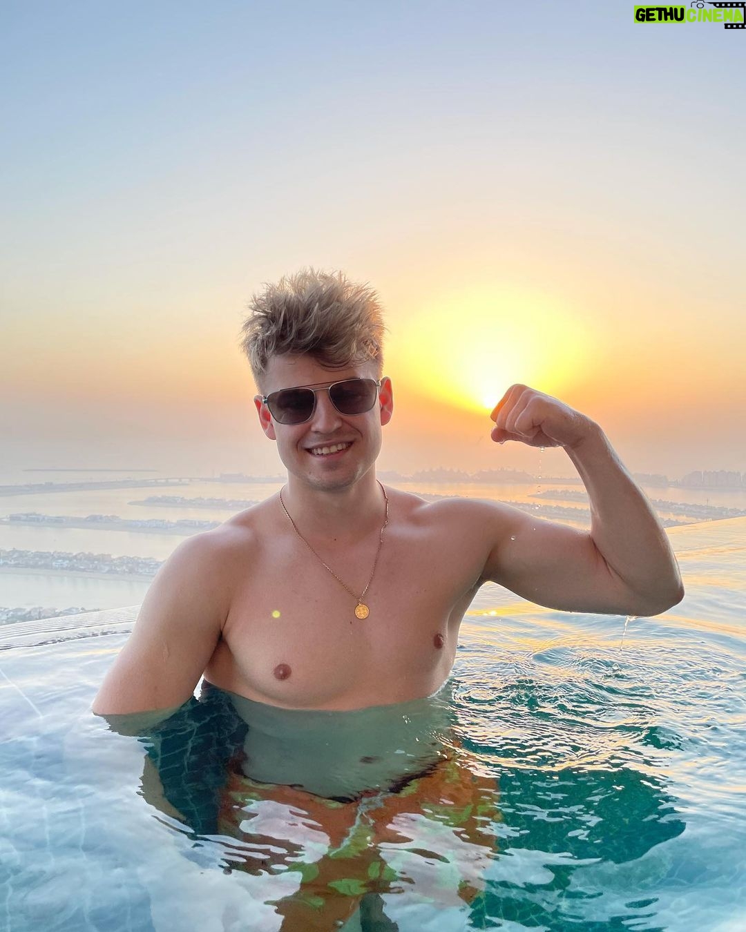 Filip Zabielski Instagram - Mało wstawiam zdjęć więc kilka fotek z Dubaju ☺️ Macie w planach jakieś wyjazdy w te wakacje jeszcze? Ja po wygranej walce na @famemmatv zamierzam wylecieć w jakieś ciepłe ładne miejsce żeby sobie odpocząć 🥰 #polishboy Dubai, United Arab Emirates - UAE