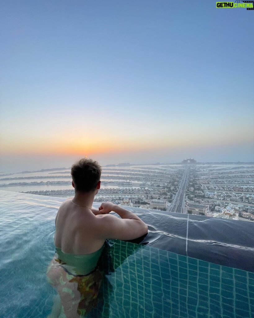 Filip Zabielski Instagram - Mało wstawiam zdjęć więc kilka fotek z Dubaju ☺️ Macie w planach jakieś wyjazdy w te wakacje jeszcze? Ja po wygranej walce na @famemmatv zamierzam wylecieć w jakieś ciepłe ładne miejsce żeby sobie odpocząć 🥰 #polishboy Dubai, United Arab Emirates - UAE