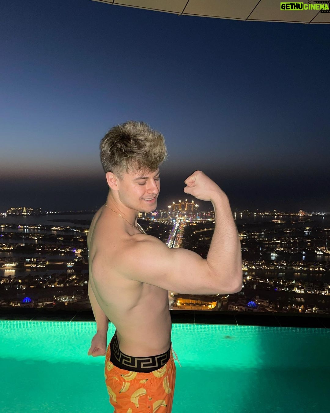 Filip Zabielski Instagram - Mało wstawiam zdjęć więc kilka fotek z Dubaju ☺️ Macie w planach jakieś wyjazdy w te wakacje jeszcze? Ja po wygranej walce na @famemmatv zamierzam wylecieć w jakieś ciepłe ładne miejsce żeby sobie odpocząć 🥰 #polishboy Dubai, United Arab Emirates - UAE