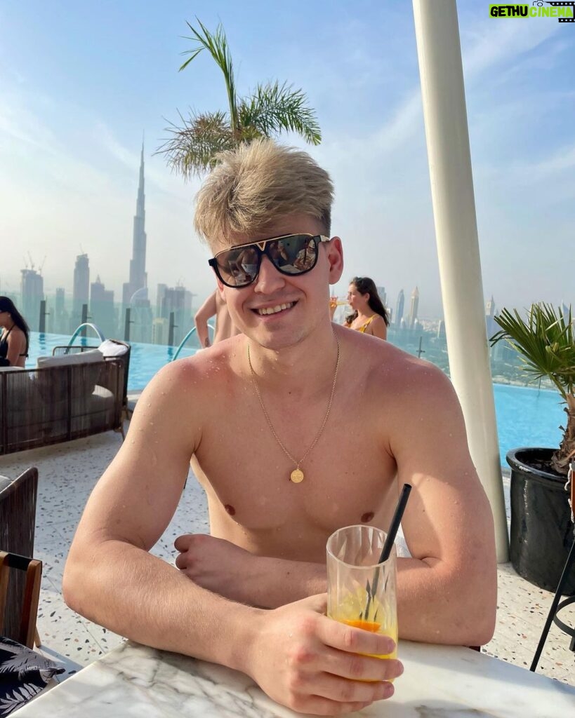 Filip Zabielski Instagram - Król w odpowiednim miejscu 😋 #dubai #polishboy Dubai, United Arab Emiratesدبي