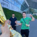 Filip Zabielski Instagram - Zremisowałem ale czuję się jak WYGRANY! 😃 Szkoda, że niesłusznie odjeli mi jeden punkt za nieumyślne kopnięcie. Powinien dostać ostrzeżenie 😢 Dziękuję każdemu za miłe słowa w wiadomościach i na żywo! Dziękuję gali @famemmatv za możliwość walczenia przy tak wielkiej publiczności, tylko pls dajcie mi następym razem znaka wcześniej 😂 Dziękuję @maksym_ziolkowski za dobrą bitkę. Oczywiście mega MEGA podziękowania dla mojego trenera @marek.michaluk oraz dla @mrszalast 🔥 Tak jak mówiłem, o walce dowiedziałem się dzień wcześniej. Lubię wyzwania dlatego nie zastanawiałem się i już następnego dnia walczyłem. Mimo, że nie trenowałem dużo mam nadzieje, że widać jakiś progress. Jeszcze raz bardzo dziękuję, dla takich chwil się żyje! 😍 PreZero Arena Gliwice