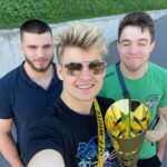 Filip Zabielski Instagram - Zremisowałem ale czuję się jak WYGRANY! 😃 Szkoda, że niesłusznie odjeli mi jeden punkt za nieumyślne kopnięcie. Powinien dostać ostrzeżenie 😢 Dziękuję każdemu za miłe słowa w wiadomościach i na żywo! Dziękuję gali @famemmatv za możliwość walczenia przy tak wielkiej publiczności, tylko pls dajcie mi następym razem znaka wcześniej 😂 Dziękuję @maksym_ziolkowski za dobrą bitkę. Oczywiście mega MEGA podziękowania dla mojego trenera @marek.michaluk oraz dla @mrszalast 🔥 Tak jak mówiłem, o walce dowiedziałem się dzień wcześniej. Lubię wyzwania dlatego nie zastanawiałem się i już następnego dnia walczyłem. Mimo, że nie trenowałem dużo mam nadzieje, że widać jakiś progress. Jeszcze raz bardzo dziękuję, dla takich chwil się żyje! 😍 PreZero Arena Gliwice