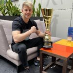 Filip Zabielski Instagram – Wydaje mi się, że chyba nikt się nie spodziewał takiej walki.
Serio to co się wczoraj działo to był kosmos 😂
Podczas walki zapomniałem dosłownie 90% tego czego się uczyłem przez ostatnie 3 tygodnie.
To uczucie jest nie do opisania.
Nikt tego nie zrozumie póki się nie znajdzie w klatce ze świadomością, że na żywo ogląda to miliony osób.
Dostałem totalnego odcięcia, zapomniałem prawie wszystko czego się tak ciężko uczyłem i jedynie co mi zostało to pragnienie zwycięstwa i charakter.
Jestem mega zadowolony nie tylko z wygranej ale również z tego, że nasza walka spotyka się z masą pozytywnych komentarzy.
Serio wydaje mi się, że razem z @hejter_96 pokazaliśmy serce do walki.
Był to mój debiut, żarty żartami na tiktoku ale tak szczerze to się mega stresowałem.
Miałem tylko 25 dni na przygotowanie do walki. Na kolejną walkę przygotuje się normalnie tak jak inni zawodnicy i pokaże na co mnie stać 😉
Mam nadzieje, że dostarczyłem Wam emocji i będziecie mi kibicować w kolejnych walkach.
Mega dziękuję każdemu za wsparcie i masę pozytywnych wiadomości ❤️
Mega podziękowania dla moich najlepszych ziomali z narożnika @marek.miachaluk @mrszalast @fizjobuojjj oraz dla @academia_gorila 🔥🔥🔥 DoubleTree By Hilton Lodz