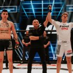 Filip Zabielski Instagram – Wydaje mi się, że chyba nikt się nie spodziewał takiej walki.
Serio to co się wczoraj działo to był kosmos 😂
Podczas walki zapomniałem dosłownie 90% tego czego się uczyłem przez ostatnie 3 tygodnie.
To uczucie jest nie do opisania.
Nikt tego nie zrozumie póki się nie znajdzie w klatce ze świadomością, że na żywo ogląda to miliony osób.
Dostałem totalnego odcięcia, zapomniałem prawie wszystko czego się tak ciężko uczyłem i jedynie co mi zostało to pragnienie zwycięstwa i charakter.
Jestem mega zadowolony nie tylko z wygranej ale również z tego, że nasza walka spotyka się z masą pozytywnych komentarzy.
Serio wydaje mi się, że razem z @hejter_96 pokazaliśmy serce do walki.
Był to mój debiut, żarty żartami na tiktoku ale tak szczerze to się mega stresowałem.
Miałem tylko 25 dni na przygotowanie do walki. Na kolejną walkę przygotuje się normalnie tak jak inni zawodnicy i pokaże na co mnie stać 😉
Mam nadzieje, że dostarczyłem Wam emocji i będziecie mi kibicować w kolejnych walkach.
Mega dziękuję każdemu za wsparcie i masę pozytywnych wiadomości ❤️
Mega podziękowania dla moich najlepszych ziomali z narożnika @marek.miachaluk @mrszalast @fizjobuojjj oraz dla @academia_gorila 🔥🔥🔥 DoubleTree By Hilton Lodz