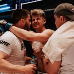 Filip Zabielski Instagram – Wydaje mi się, że chyba nikt się nie spodziewał takiej walki.
Serio to co się wczoraj działo to był kosmos 😂
Podczas walki zapomniałem dosłownie 90% tego czego się uczyłem przez ostatnie 3 tygodnie.
To uczucie jest nie do opisania.
Nikt tego nie zrozumie póki się nie znajdzie w klatce ze świadomością, że na żywo ogląda to miliony osób.
Dostałem totalnego odcięcia, zapomniałem prawie wszystko czego się tak ciężko uczyłem i jedynie co mi zostało to pragnienie zwycięstwa i charakter.
Jestem mega zadowolony nie tylko z wygranej ale również z tego, że nasza walka spotyka się z masą pozytywnych komentarzy.
Serio wydaje mi się, że razem z @hejter_96 pokazaliśmy serce do walki.
Był to mój debiut, żarty żartami na tiktoku ale tak szczerze to się mega stresowałem.
Miałem tylko 25 dni na przygotowanie do walki. Na kolejną walkę przygotuje się normalnie tak jak inni zawodnicy i pokaże na co mnie stać 😉
Mam nadzieje, że dostarczyłem Wam emocji i będziecie mi kibicować w kolejnych walkach.
Mega dziękuję każdemu za wsparcie i masę pozytywnych wiadomości ❤️
Mega podziękowania dla moich najlepszych ziomali z narożnika @marek.miachaluk @mrszalast @fizjobuojjj oraz dla @academia_gorila 🔥🔥🔥 DoubleTree By Hilton Lodz