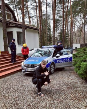 Filip Zabielski Instagram - Dawno nic nie dodawałem jak tam u Was?
Jak wiecie znowu zostałem w domu sam i było mi troche smutno....
ale na szczęście odwiedziła mnie Policja więc dzisiejszy dzień był bardzo pozytywny i udany! 😄
Dziękuję za odwiedziny i Pozdrawiam Panów Policjantów! 🥰